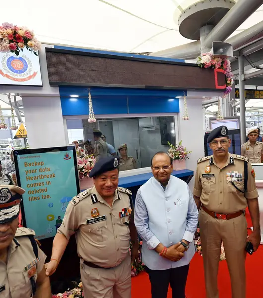 NEW DELHI, INDIA - 5 Nisan: Vinai Kumar Saxena, Delhi Emniyet Müdürü Sanjay Arora ve polis memurları yeni açılan Terminal-3, Varış, IGI Havaalanı 'nda Yeni Akıllı Polis Booth ile fotoğraf çektirmek için poz verdiler