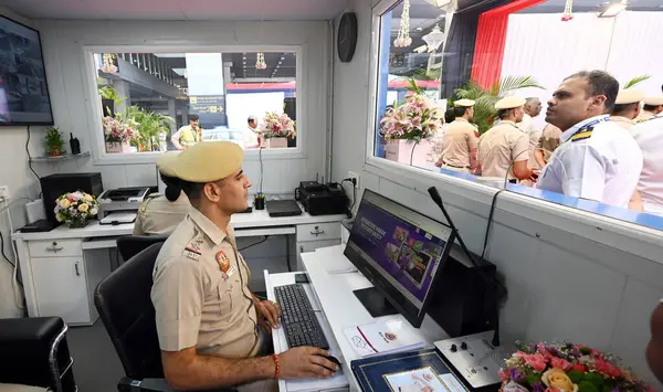 NEW DELHI, INDIA - 5 APRIL: Terminal-3 'teki Yeni Akıllı Polis Booth, Varış, IGI Havalimanı Vinai Kumar Saxena' nın açılışı, Delhi Vali Yardımcısı (görünmeyen), kaybolan bagajlarla ilgili şikayette bulunan yolculara dijital platform sunuyor