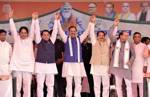  GHAZIABAD, INDIA - Uttar Pradesh Başkan Yardımcısı Keshav Prasad Maurya, Maharishi Kashyap Jayanti vesilesiyle 5 Nisan 2025 'de Hindistan' ın Gaziabad kentinde düzenlenen programda halkı selamlıyor.. 