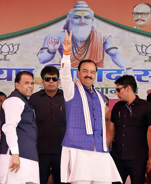  GHAZIABAD, INDIA - Uttar Pradesh Başkan Yardımcısı Keshav Prasad Maurya, Maharishi Kashyap Jayanti vesilesiyle 5 Nisan 2025 'de Hindistan' ın Gaziabad kentinde düzenlenen programda halkı selamlıyor.. 