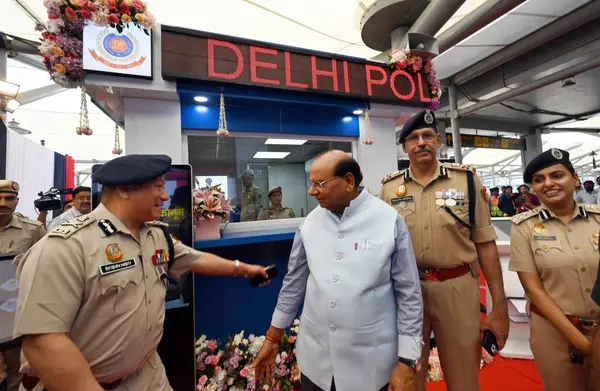 NEW DELHI, INDIA - 5 Nisan: Vinai Kumar Saxena, Delhi Emniyet Müdürü Sanjay Arora ve polis memurları yeni açılan Terminal-3, Varış, IGI Havaalanı 'nda Yeni Akıllı Polis Booth ile fotoğraf çektirmek için poz verdiler