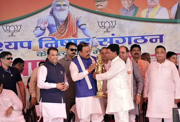  GHAZIABAD, INDIA - Uttar Pradesh Başkan Yardımcısı Keshav Prasad Maurya, Maharishi Kashyap Jayanti vesilesiyle 5 Nisan 2025 'de Hindistan' ın Gaziabad kentinde düzenlenen programda halkı selamlıyor.. 