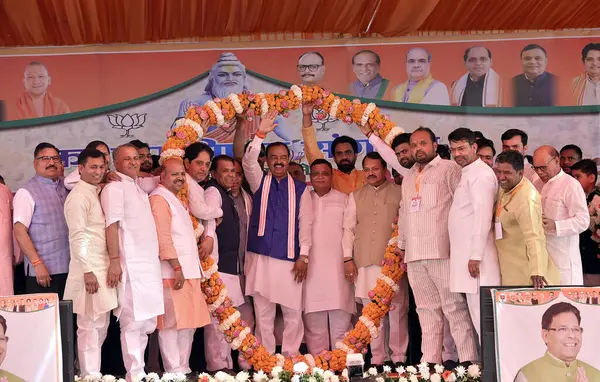  GHAZIABAD, INDIA - Uttar Pradesh Başkan Yardımcısı Keshav Prasad Maurya, Maharishi Kashyap Jayanti vesilesiyle 5 Nisan 2025 'de Hindistan' ın Gaziabad kentinde düzenlenen programda halkı selamlıyor.. 