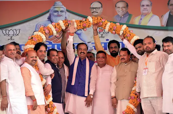  GHAZIABAD, INDIA - Uttar Pradesh Başkan Yardımcısı Keshav Prasad Maurya, Maharishi Kashyap Jayanti vesilesiyle 5 Nisan 2025 'de Hindistan' ın Gaziabad kentinde düzenlenen programda halkı selamlıyor.. 