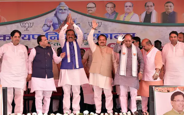  GHAZIABAD, INDIA - Uttar Pradesh Başkan Yardımcısı Keshav Prasad Maurya, Maharishi Kashyap Jayanti vesilesiyle 5 Nisan 2025 'de Hindistan' ın Gaziabad kentinde düzenlenen programda halkı selamlıyor.. 