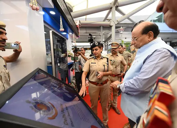 NEW DELHI, INDIA - 5 APRIL5: Vinai Kumar Saxena, Delhi Vali Yardımcısı Terminal-3, Arrival, IGI Havalimanı 'nda Yeni Akıllı Polis Booth' unun açılışını gerçekleştirdi, yolculara kayıp bagaj, araç hırsızlığı veya araç hırsızlığıyla ilgili şikayetler için dijital platform sundu 