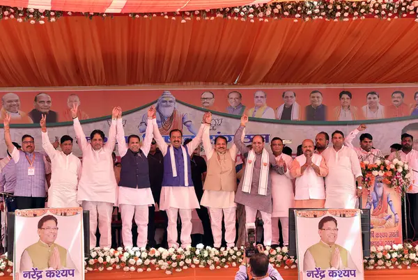  GHAZIABAD, INDIA - Uttar Pradesh Başkan Yardımcısı Keshav Prasad Maurya, Maharishi Kashyap Jayanti vesilesiyle 5 Nisan 2025 'de Hindistan' ın Gaziabad kentinde düzenlenen programda halkı selamlıyor.. 