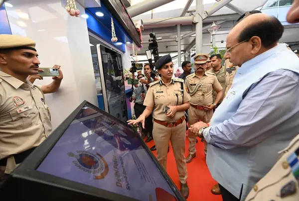 NEW DELHI, INDIA - 5 APRIL5: Vinai Kumar Saxena, Delhi Vali Yardımcısı Terminal-3, Arrival, IGI Havalimanı 'nda Yeni Akıllı Polis Booth' unun açılışını gerçekleştirdi, yolculara kayıp bagaj, araç hırsızlığı veya araç hırsızlığıyla ilgili şikayetler için dijital platform sundu 