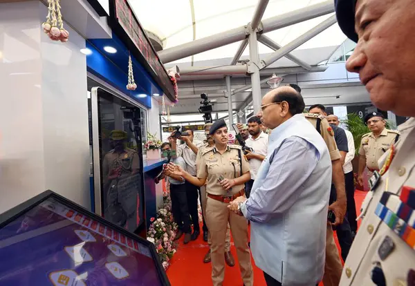 NEW DELHI, INDIA - 5 APRIL5: Vinai Kumar Saxena, Delhi Vali Yardımcısı Terminal-3, Arrival, IGI Havalimanı 'nda Yeni Akıllı Polis Booth' unun açılışını gerçekleştirdi, yolculara kayıp bagaj, araç hırsızlığı veya araç hırsızlığıyla ilgili şikayetler için dijital platform sundu 