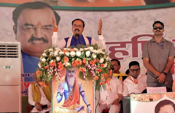  GHAZIABAD, INDIA - Uttar Pradesh Başkan Yardımcısı Keshav Prasad Maurya, Maharishi Kashyap Jayanti vesilesiyle 5 Nisan 2025 'de Hindistan' ın Gaziabad kentinde düzenlenen programda halka sesleniyor.. 