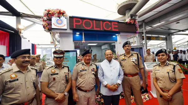 NEW DELHI, INDIA - 5 Nisan: Vinai Kumar Saxena, Delhi Emniyet Müdürü Sanjay Arora ve polis memurları yeni açılan Terminal-3, Varış, IGI Havaalanı 'nda Yeni Akıllı Polis Booth ile fotoğraf çektirmek için poz verdiler