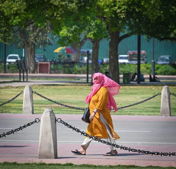 NEW DELHI, INDIA - 5 Nisan 2025: Hindistan Kapısı 'nda sıcak bir günde 5 Nisan 2025 tarihinde Yeni Delhi, Hindistan' da görülen turistler. Fotoğraf: Sanchit Khanna / Hindustan Times) 