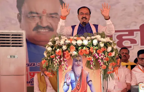  GHAZIABAD, INDIA - Uttar Pradesh Başkan Yardımcısı Keshav Prasad Maurya, Maharishi Kashyap Jayanti vesilesiyle 5 Nisan 2025 'de Hindistan' ın Gaziabad kentinde düzenlenen programda halka sesleniyor.. 