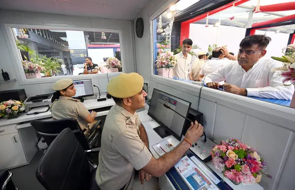 NEW DELHI, INDIA - 5 APRIL: Terminal-3 'teki Yeni Akıllı Polis Booth, Varış, IGI Havalimanı Vinai Kumar Saxena' nın açılışı, Delhi Vali Yardımcısı (görünmeyen), kaybolan bagajlarla ilgili şikayette bulunan yolculara dijital platform sunuyor