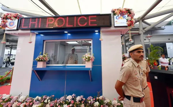 NEW DELHI, INDIA - 5 APRIL: Terminal-3 'teki Yeni Akıllı Polis Booth, Varış, IGI Havalimanı Vinai Kumar Saxena' nın açılışı, Delhi Vali Yardımcısı (görünmeyen), kaybolan bagajlarla ilgili şikayette bulunan yolculara dijital platform sunuyor