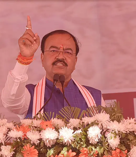  GHAZIABAD, INDIA - Uttar Pradesh Başkan Yardımcısı Keshav Prasad Maurya, Maharishi Kashyap Jayanti vesilesiyle 5 Nisan 2025 'de Hindistan' ın Gaziabad kentinde düzenlenen programda halka sesleniyor.. 