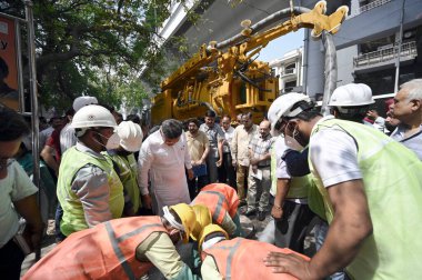 NEW DELHI, INDIA - 6 Nisan 2025: Delhi PWD Bakanı Parvesh Verma, 6 Nisan 2025 tarihinde Hindistan 'ın Yeni Delhi kentinde, Kailash Kolonisi Metro İstasyonu yakınlarındaki Zamrudpur köyündeki kanalizasyon temizliğini denetliyor..