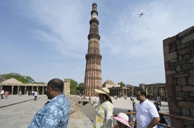 NEW DELHI, INDIA - 6 Nisan 2025: Qutub Minar 'da sıcak bir öğleden sonra ziyaretçiler, 6 Nisan 2025 tarihinde Yeni Delhi, Hindistan' da. (Fotoğraf: Sanjeev Verma / Hindustan Times)