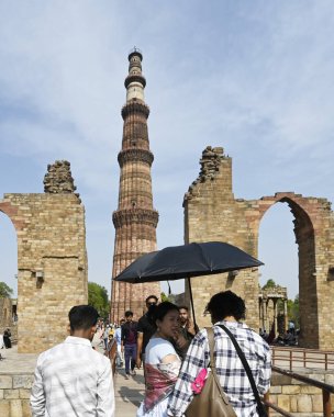 NEW DELHI, INDIA - 6 Nisan 2025: Qutub Minar 'da sıcak bir öğleden sonra ziyaretçiler, 6 Nisan 2025 tarihinde Yeni Delhi, Hindistan' da. (Fotoğraf: Sanjeev Verma / Hindustan Times)