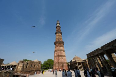 NEW DELHI, INDIA - 6 Nisan 2025: Qutub Minar 'da sıcak bir öğleden sonra ziyaretçiler, 6 Nisan 2025 tarihinde Yeni Delhi, Hindistan' da. (Fotoğraf: Sanjeev Verma / Hindustan Times)