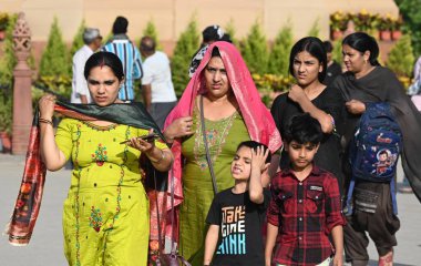 NEW DELHI, INDIA - 6 Nisan 2025 'te Hindistan Kapısı' nda sıcak bir öğleden sonra ziyaretçiler dışarı çıktı. (Fotoğraf: Sanjeev Verma / Hindustan Times 