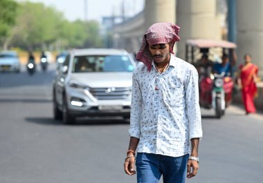 NOIDA, INDIA - 6 Nisan 2025: Delhi-NCR 'de sıcaklık artarken, Hindistan' ın Noida kentinde 6 Nisan 2025 tarihinde, 38. bölgedeki sıcaklıktan kaçmak için banliyö sakinleri başlarını örtmektedir. (Fotoğraf: Sunil Ghosh / Hindustan Times)