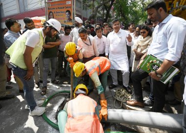 NEW DELHI, INDIA - 6 Nisan 2025: Delhi PWD Bakanı Parvesh Verma, 6 Nisan 2025 tarihinde Hindistan 'ın Yeni Delhi kentinde, Kailash Kolonisi Metro İstasyonu yakınlarındaki Zamrudpur köyündeki kanalizasyon temizliğini denetliyor..