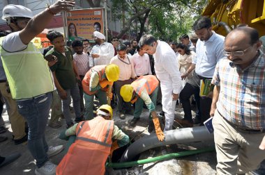 NEW DELHI, INDIA - 6 Nisan 2025: Delhi PWD Bakanı Parvesh Verma, 6 Nisan 2025 tarihinde Hindistan 'ın Yeni Delhi kentinde, Kailash Kolonisi Metro İstasyonu yakınlarındaki Zamrudpur köyündeki kanalizasyon temizliğini denetliyor..