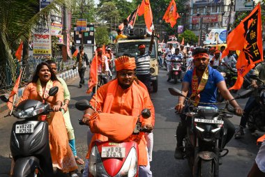 KOLKATA, INDIA - 6 Nisan 2025: Hindu fanatikler, 6 Nisan 2025 tarihinde Hindistan 'ın Kolkata kentinde Ram Navami festivali için bayrak ve pankartlarla geçit töreni düzenlediler. (Fotoğraf: Samir Jana / Hindustan Times)