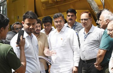 NEW DELHI, INDIA - 6 Nisan 2025: Delhi PWD Bakanı Parvesh Verma, 6 Nisan 2025 tarihinde Hindistan 'ın Yeni Delhi kentinde, Kailash Kolonisi Metro İstasyonu yakınlarındaki Zamrudpur köyündeki kanalizasyon temizliğini denetliyor..