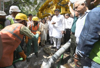NEW DELHI, INDIA - 6 Nisan 2025: Delhi PWD Bakanı Parvesh Verma, 6 Nisan 2025 tarihinde Hindistan 'ın Yeni Delhi kentinde, Kailash Kolonisi Metro İstasyonu yakınlarındaki Zamrudpur köyündeki kanalizasyon temizliğini denetliyor..
