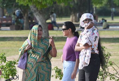 NEW DELHI, INDIA - 6 Nisan 2025 'te Hindistan Kapısı' nda sıcak bir öğleden sonra ziyaretçiler dışarı çıktı. (Fotoğraf: Sanjeev Verma / Hindustan Times 