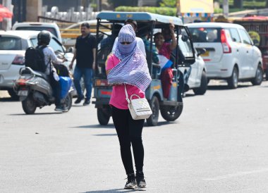 NOIDA, INDIA - 6 Nisan 2025: Delhi-NCR 'de sıcaklık artarken, Hindistan' ın Noida kentinde 6 Nisan 2025 tarihinde, 38. bölgedeki sıcaklıktan kaçmak için banliyö sakinleri başlarını örtmektedir. (Fotoğraf: Sunil Ghosh / Hindustan Times)