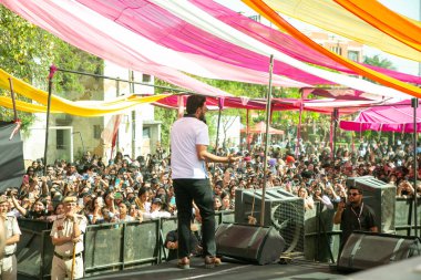 NEW DELHI, INDIA - 28 Mart 2025: Şarkıcı Prabh Gill, Vivek Vihar kampüsünde her yıl düzenlenen Vivekananda Üniversitesi festivalinde, 28 Mart 2025 tarihinde, Hindistan 'ın Yeni Delhi kentinde sahne almaktadır. (Fotoğraf: Raajessh Kashyap / Hindustan Times)