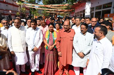 NEW DELHI, INDIA - APRIL 6, 2025: Delhi Genel Sekreteri Rekha Gupta ve Delhi BJP Başkanı Virendra Sachdeva, 6 Nisan 2025 tarihinde Hindistan 'ın Yeni Delhi kentinde Pt Pant Marg' daki parti ofisinde düzenlenen parti kuruluş günü kutlamalarında. (Vipin Kumar/Hindustan Times)