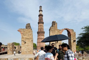 NEW DELHI, INDIA - 6 Nisan 2025: Qutub Minar 'da sıcak bir öğleden sonra ziyaretçiler, 6 Nisan 2025 tarihinde Yeni Delhi, Hindistan' da. (Fotoğraf: Sanjeev Verma / Hindustan Times)