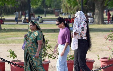 NEW DELHI, INDIA - 6 Nisan 2025 'te Hindistan Kapısı' nda sıcak bir öğleden sonra ziyaretçiler dışarı çıktı. (Fotoğraf: Sanjeev Verma / Hindustan Times 