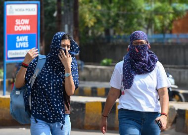 NOIDA, INDIA - 6 Nisan 2025: Delhi-NCR 'de sıcaklık artarken, Hindistan' ın Noida kentinde 6 Nisan 2025 tarihinde, 38. bölgedeki sıcaklıktan kaçmak için banliyö sakinleri başlarını örtmektedir. (Fotoğraf: Sunil Ghosh / Hindustan Times)