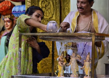 MUMBAI, INDIA - 6 Nisan 2025 'te Hindistan' ın başkenti Matunga 'da Shir Ram Tapınağı' nda bulunan Lord Shri Ram 'a 