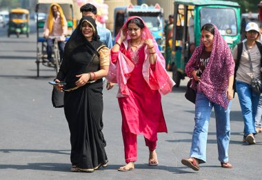 NOIDA, INDIA - 6 Nisan 2025: Delhi-NCR 'de sıcaklık artarken, Hindistan' ın Noida kentinde 6 Nisan 2025 tarihinde, 38. bölgedeki sıcaklıktan kaçmak için banliyö sakinleri başlarını örtmektedir. (Fotoğraf: Sunil Ghosh / Hindustan Times)