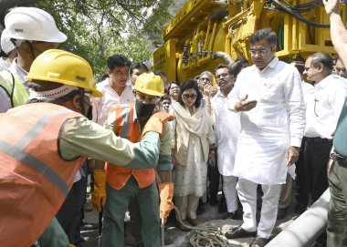 NEW DELHI, INDIA - 6 Nisan 2025: Delhi PWD Bakanı Parvesh Verma, 6 Nisan 2025 tarihinde Hindistan 'ın Yeni Delhi kentinde, Kailash Kolonisi Metro İstasyonu yakınlarındaki Zamrudpur köyündeki kanalizasyon temizliğini denetliyor..