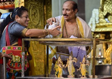 MUMBAI, INDIA - 6 Nisan 2025 'te Hindistan' ın başkenti Matunga 'da Shir Ram Tapınağı' nda bulunan Lord Shri Ram 'a 