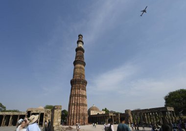 NEW DELHI, INDIA - 6 Nisan 2025: Qutub Minar 'da sıcak bir öğleden sonra ziyaretçiler, 6 Nisan 2025 tarihinde Yeni Delhi, Hindistan' da. (Fotoğraf: Sanjeev Verma / Hindustan Times)