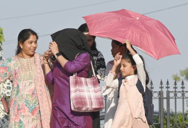 NEW DELHI, INDIA - 6 Nisan 2025 'te Hindistan Kapısı' nda sıcak bir öğleden sonra ziyaretçiler dışarı çıktı. (Fotoğraf: Sanjeev Verma / Hindustan Times 