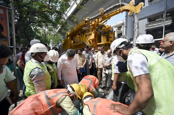 NEW DELHI, INDIA - 6 Nisan 2025: Delhi PWD Bakanı Parvesh Verma, 6 Nisan 2025 tarihinde Hindistan 'ın Yeni Delhi kentinde, Kailash Kolonisi Metro İstasyonu yakınlarındaki Zamrudpur köyündeki kanalizasyon temizliğini denetliyor..