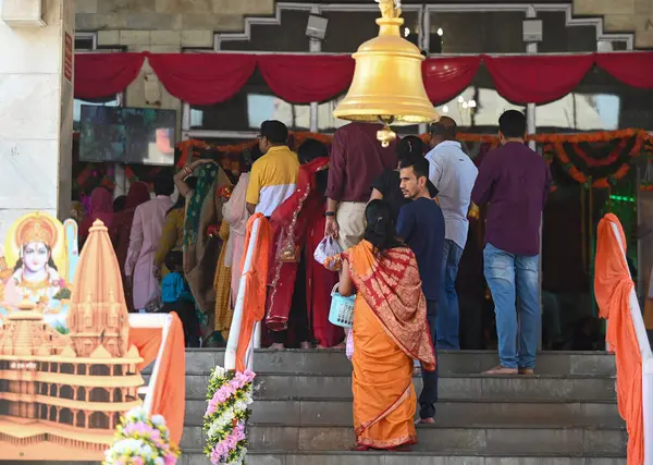 NoIDA, INDIA - 6 Nisan 2025 'te Hindistan' ın Noida kentinde, Sanatan Dharam mandir sektöründe Rama Navami festivali vesilesiyle dua edenler. 