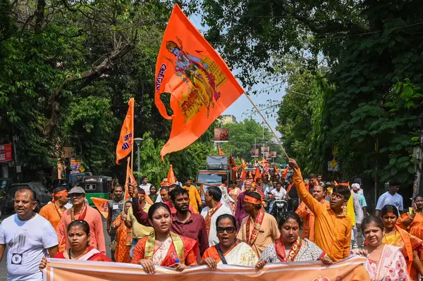 KOLKATA, INDIA - 6 Nisan 2025: Hindu fanatikler, 6 Nisan 2025 tarihinde Hindistan 'ın Kolkata kentinde Ram Navami festivali için bayrak ve pankartlarla geçit töreni düzenlediler. (Fotoğraf: Samir Jana / Hindustan Times)