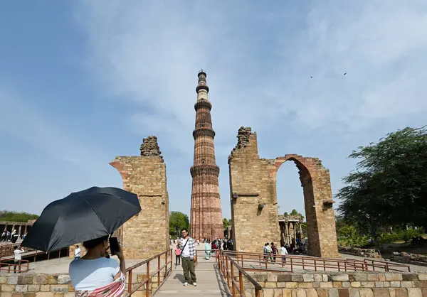 NEW DELHI, INDIA - 6 Nisan 2025: Qutub Minar 'da sıcak bir öğleden sonra ziyaretçiler, 6 Nisan 2025 tarihinde Yeni Delhi, Hindistan' da. (Fotoğraf: Sanjeev Verma / Hindustan Times)