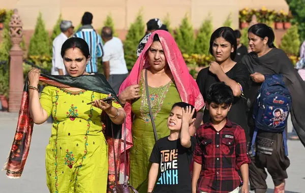 NEW DELHI, INDIA - 6 Nisan 2025 'te Hindistan Kapısı' nda sıcak bir öğleden sonra ziyaretçiler dışarı çıktı. (Fotoğraf: Sanjeev Verma / Hindustan Times 