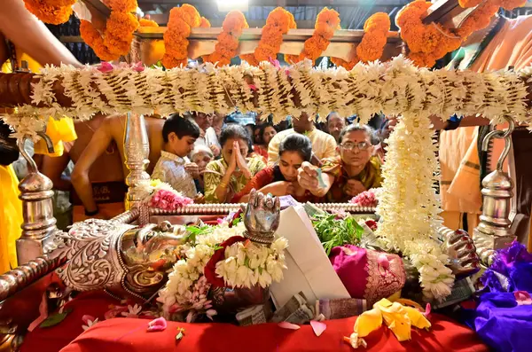 MUMBAI, INDIA - 6 Nisan 2025 'te Hindistan' ın başkenti Matunga 'da Shir Ram Tapınağı' nda bulunan Lord Shri Ram 'a 